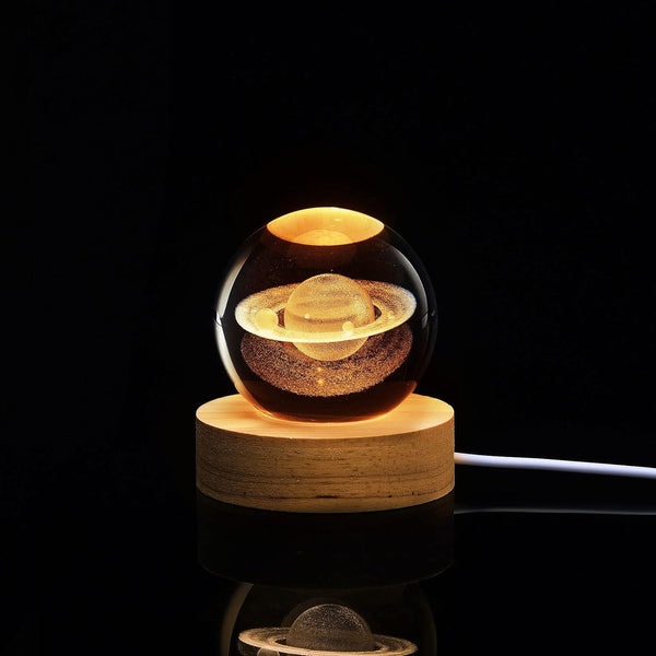 Kristallkugel mit Holzsockel Licht Karnz