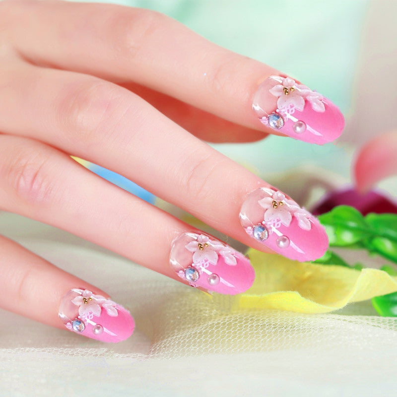 Blumenverzierte Press-On Nagelkunst