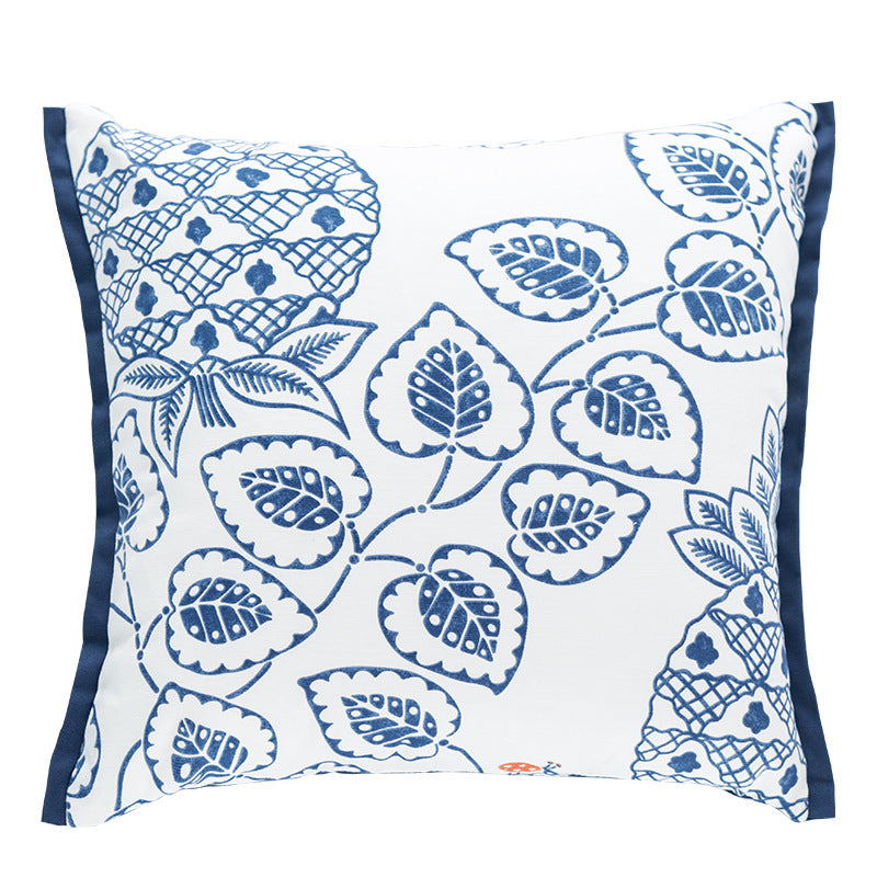 Quadratischer Zierkissenbezug mit botanischem Blattprint, Baumwoll‑Leinen‑Mix und kontrastierender Kederkante