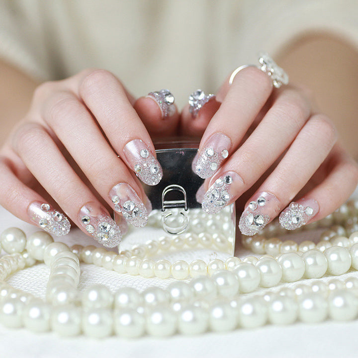 Glitzernde Kunstnägel mit Strass und funkelnden Akzenten Karnz