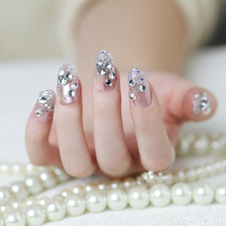 Glitzernde Kunstnägel mit Strass und funkelnden Akzenten Karnz