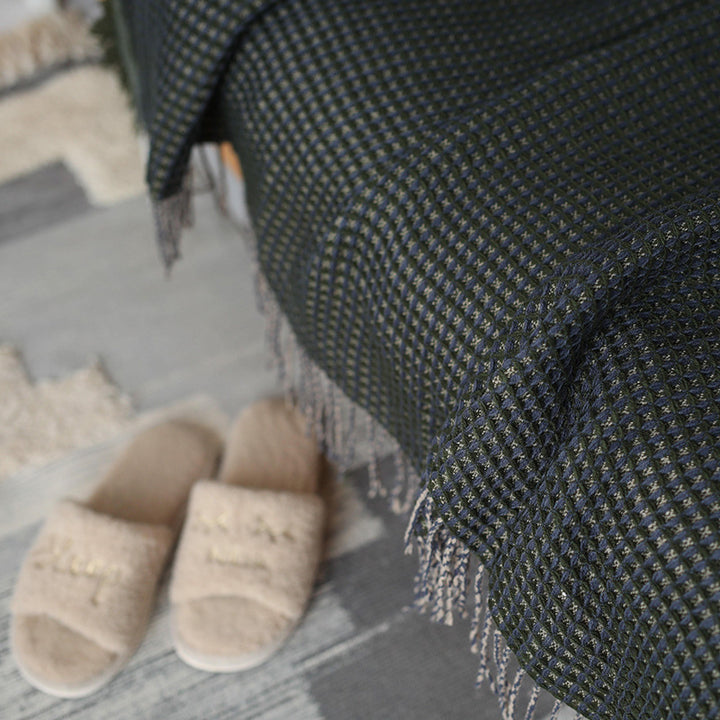 Grobgewebte Wohndecke mit Fischgrät‑Jacquard und langen Fransen