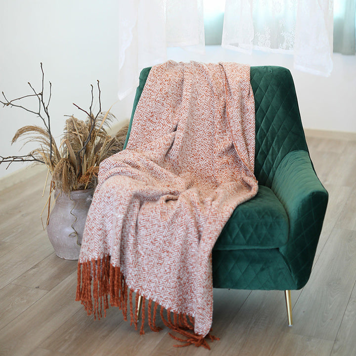 Grobgewebte Wohndecke mit Fischgrät‑Jacquard und langen Fransen