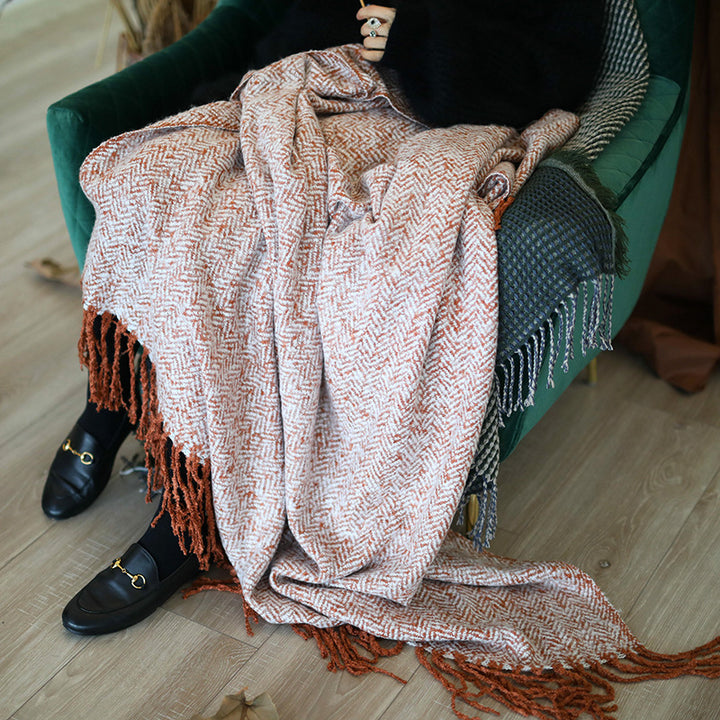 Grobgewebte Wohndecke mit Fischgrät‑Jacquard und langen Fransen