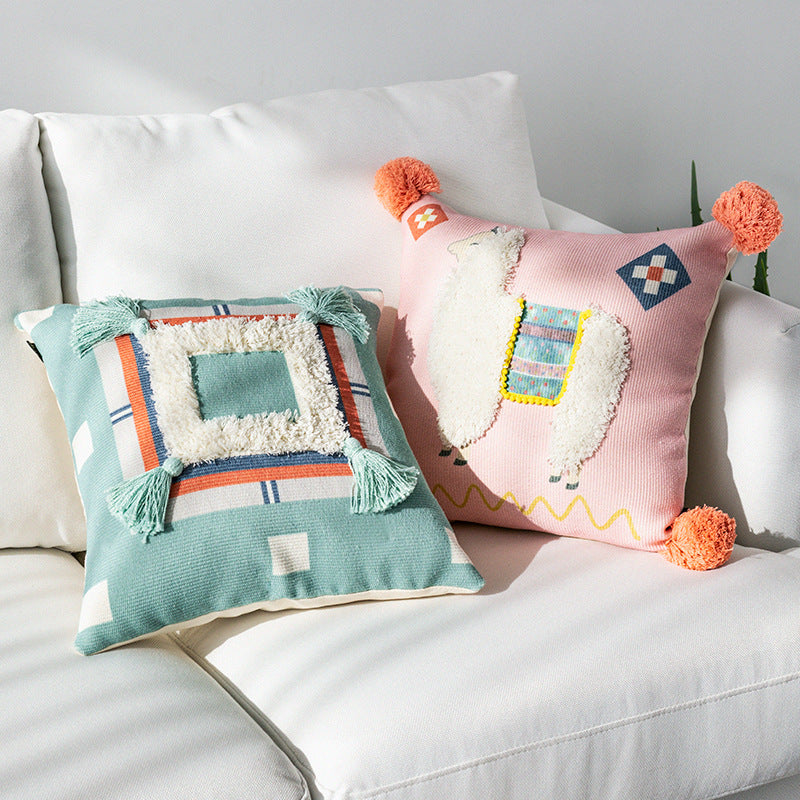 Quadratischer Kissenbezug mit 3D-Alpaka‑Applikation, Bouclé‑Patch und Bommel‑Ecken Karnz