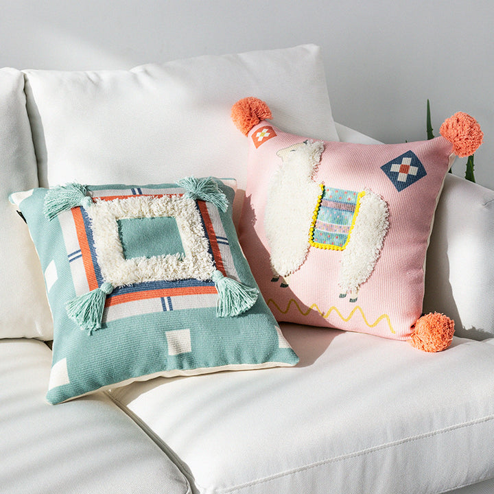 Quadratischer Kissenbezug mit 3D-Alpaka‑Applikation, Bouclé‑Patch und Bommel‑Ecken Karnz