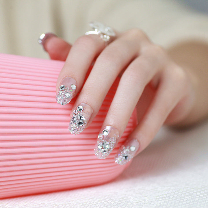 Glitzernde Kunstnägel mit Strass und funkelnden Akzenten Karnz