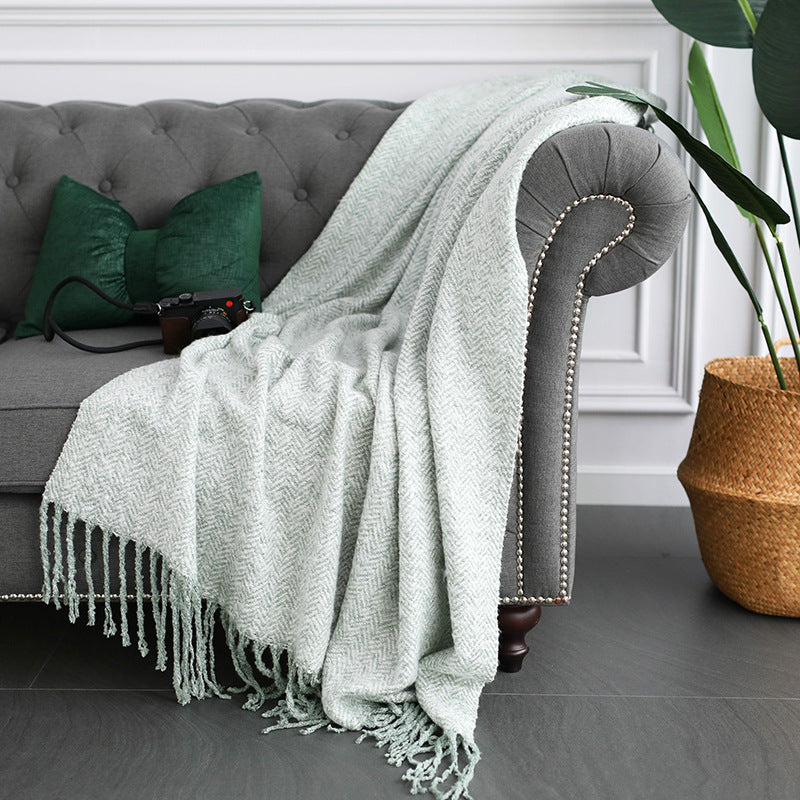 Grobgewebte Wohndecke mit Fischgrät‑Jacquard und langen Fransen