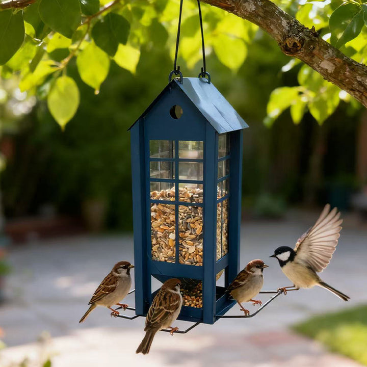 Hängendes Metall-Vogelhaus als Futterstelle