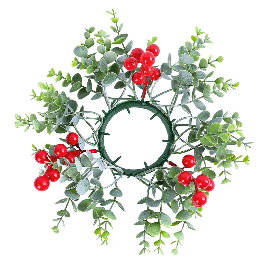 Weihnachtlicher Kerzenkranz mit roten Beeren