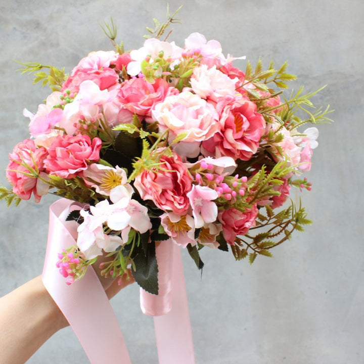 Lebensechter Blumenstrauß mit Seidenblumen