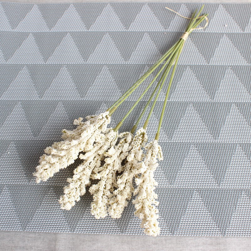 Realistischer dekorativer getrockneter Blumenstrauß