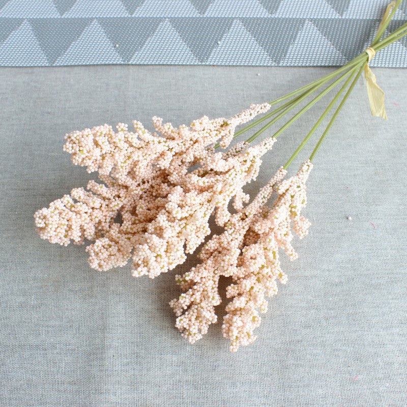 Realistischer dekorativer getrockneter Blumenstrauß