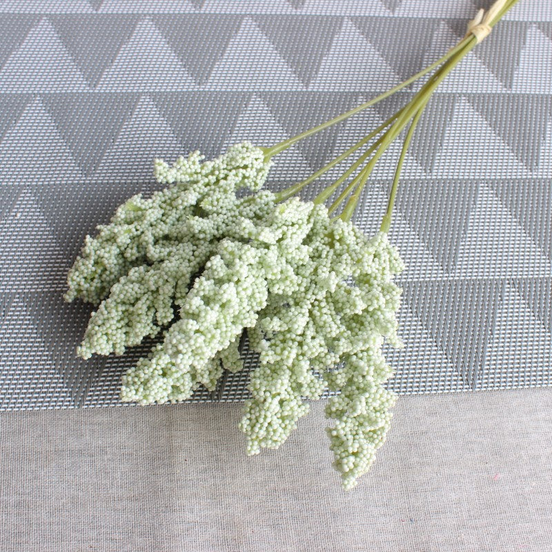 Realistischer dekorativer getrockneter Blumenstrauß