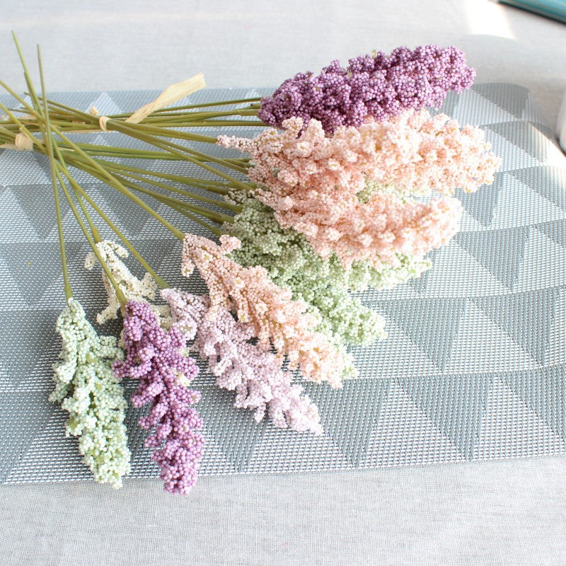Realistischer dekorativer getrockneter Blumenstrauß