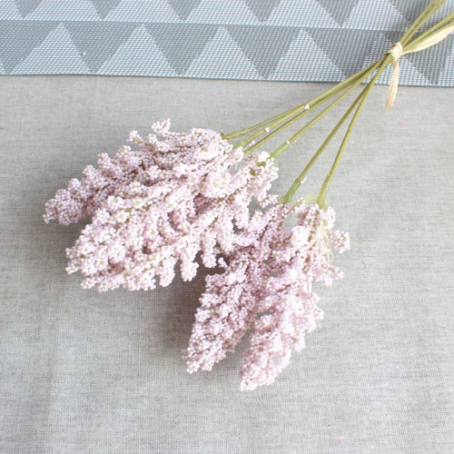 Realistischer dekorativer getrockneter Blumenstrauß