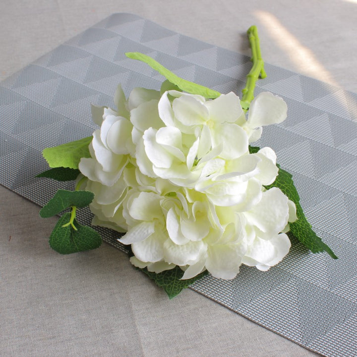 Dekorativer künstlicher Blumenstrauß