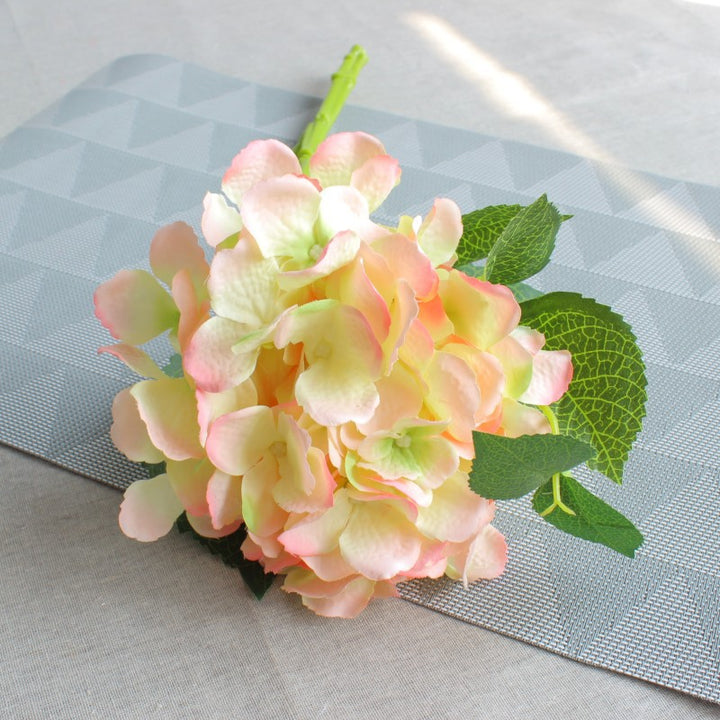 Dekorativer künstlicher Blumenstrauß