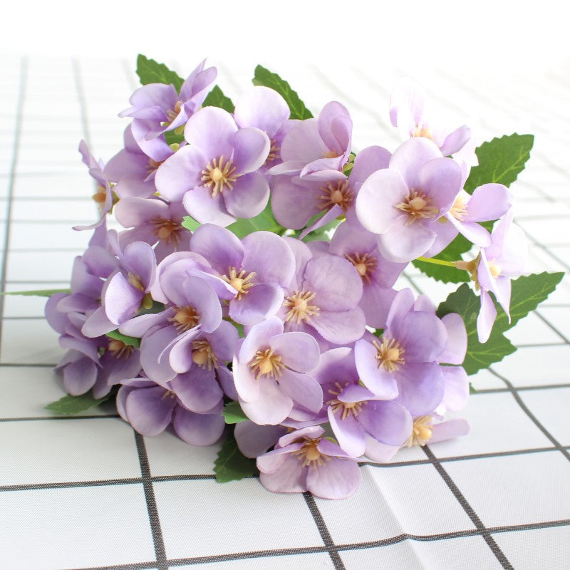 Lebensnahe Blumenstrauß mit charmanten lila Blüten