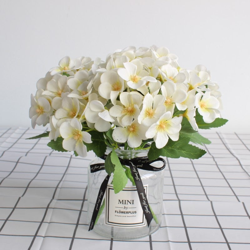 Lebensnahe Blumenstrauß mit charmanten lila Blüten