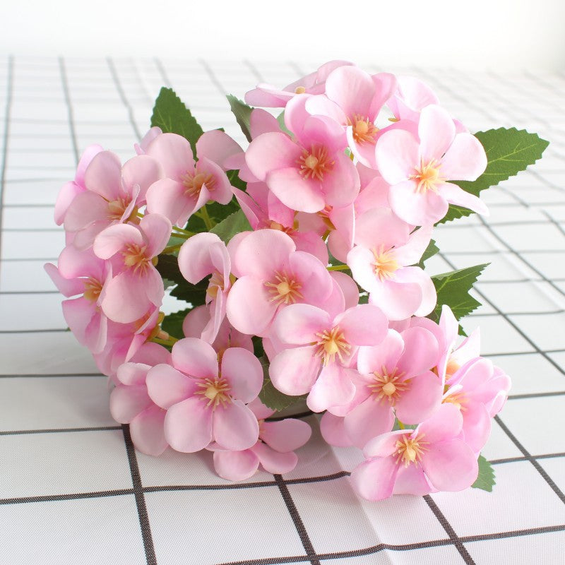 Lebensnahe Blumenstrauß mit charmanten lila Blüten