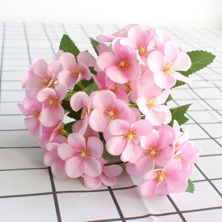 Lebensnahe Blumenstrauß mit charmanten lila Blüten