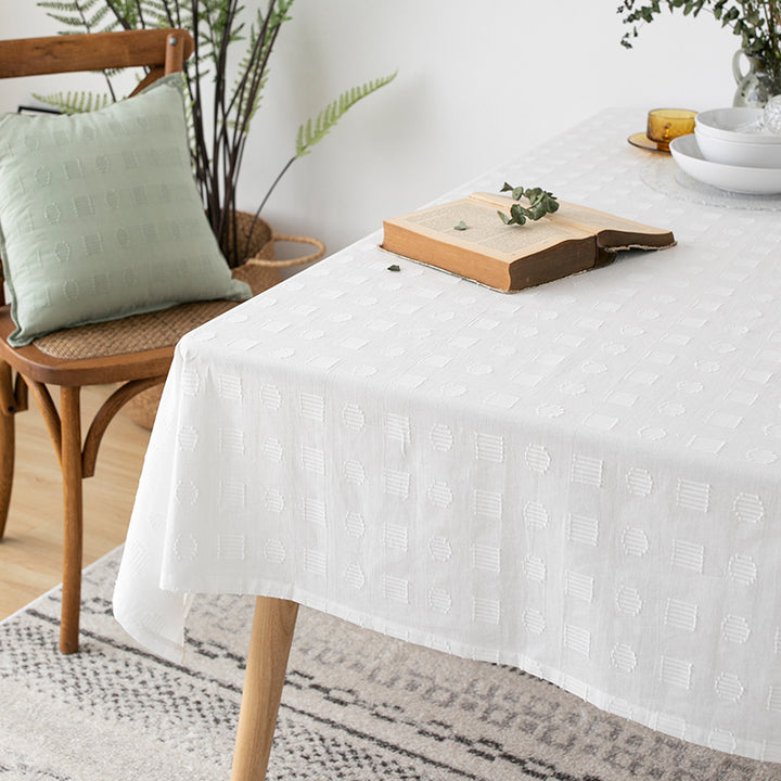Tischdecke aus Baumwollmix mit geprägtem Quadrat‑ und Kreisrelief Karnz