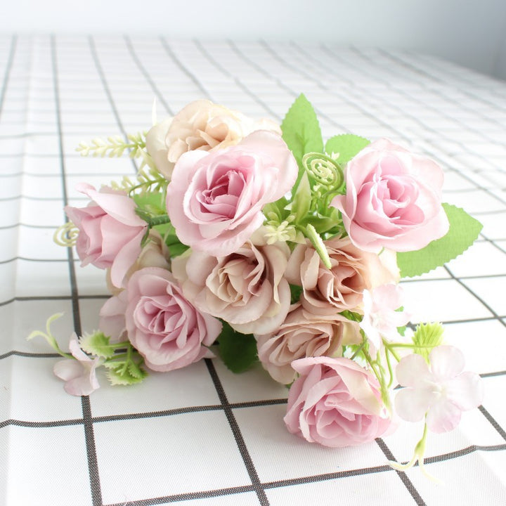 Realistischer Blumenstrauß mit lebensechten Rosen