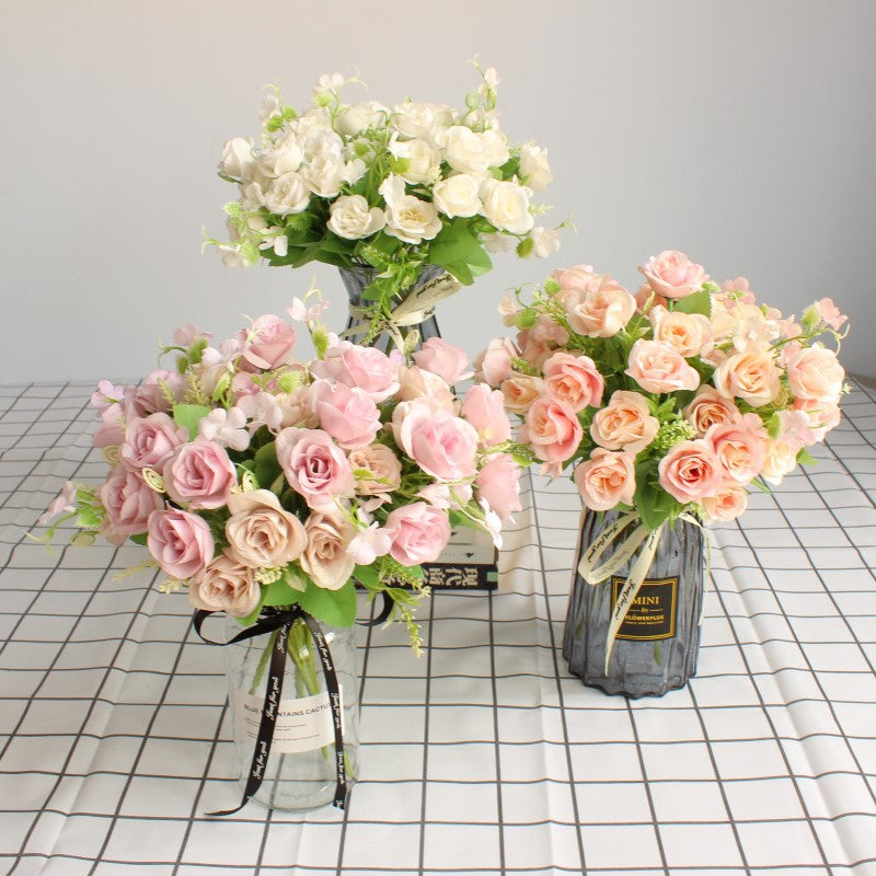 Realistischer Blumenstrauß mit lebensechten Rosen
