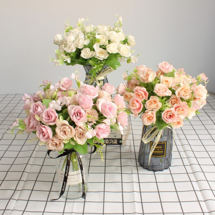 Realistischer Blumenstrauß mit lebensechten Rosen