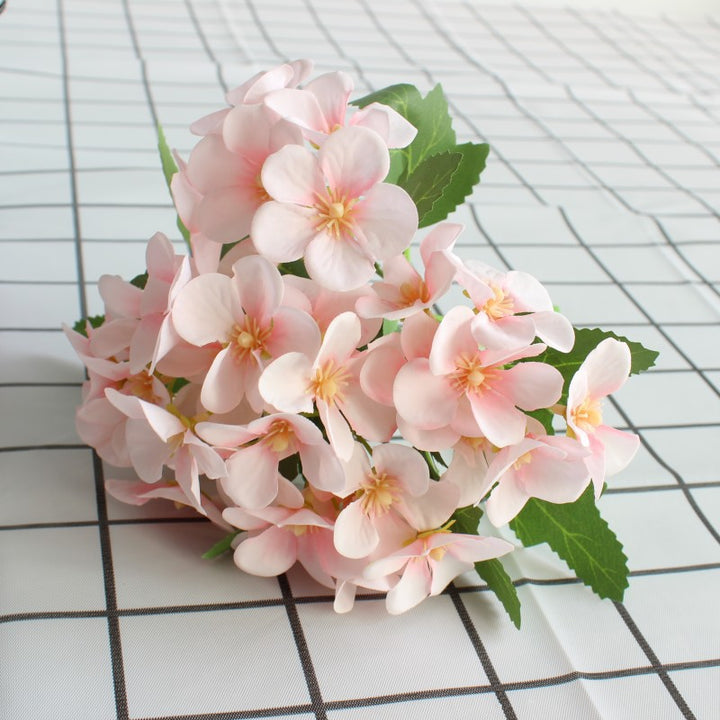 Lebensnahe Blumenstrauß mit charmanten lila Blüten