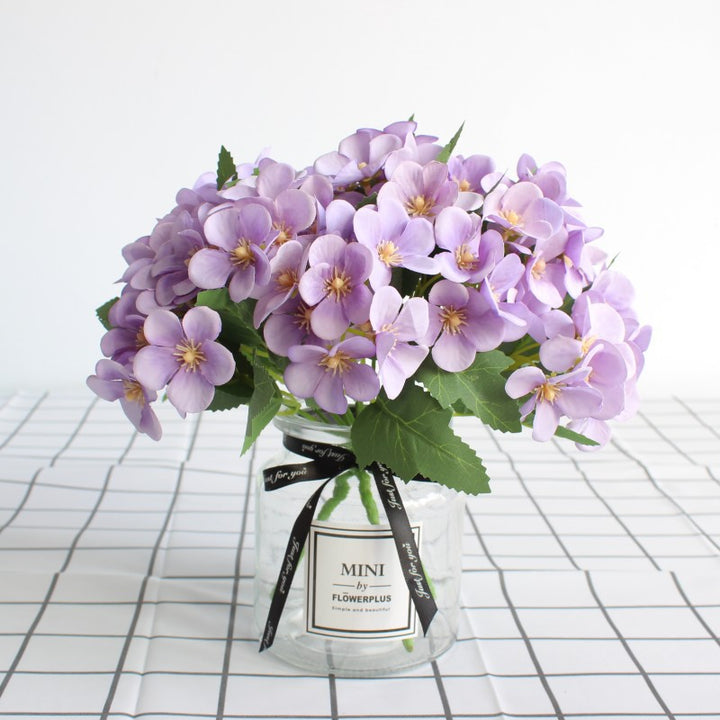 Lebensnahe Blumenstrauß mit charmanten lila Blüten