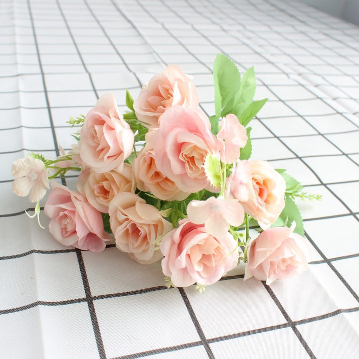 Realistischer Blumenstrauß mit lebensechten Rosen