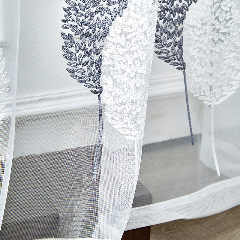 Transparenter Voile‑Vorhang mit besticktem Blattmotiv und Ösenaufhängung Karnz