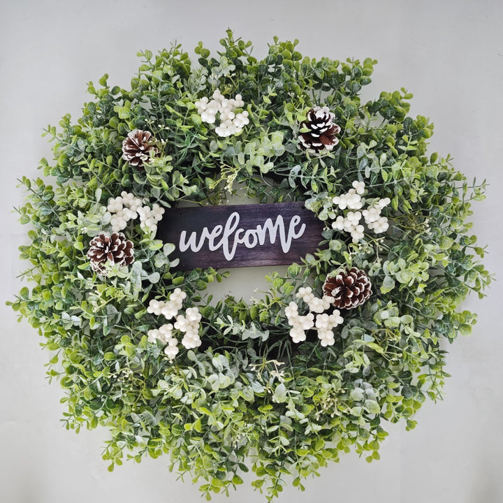 Weihnachtlicher Eukalyptus-Kranz mit Welcome-Schild 60 cm