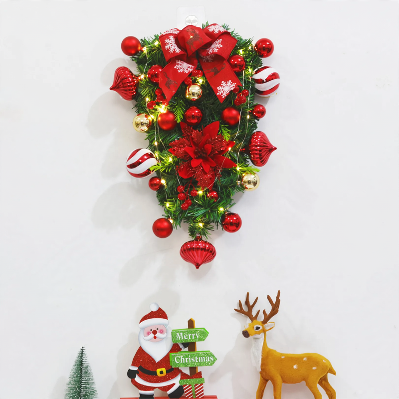 Weihnachtskranz mit Kugeln und Beleuchtung