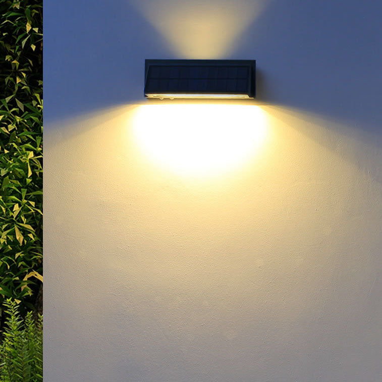 Wasserdichte, rechteckige LED-Wandleuchte für den Außenbereich mit Solarbetrieb, ideal für Terrasse und Garten.