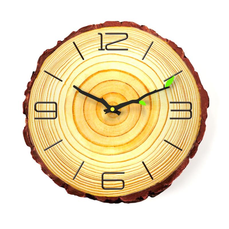 Wanduhr mit Jahresringen aus Holz