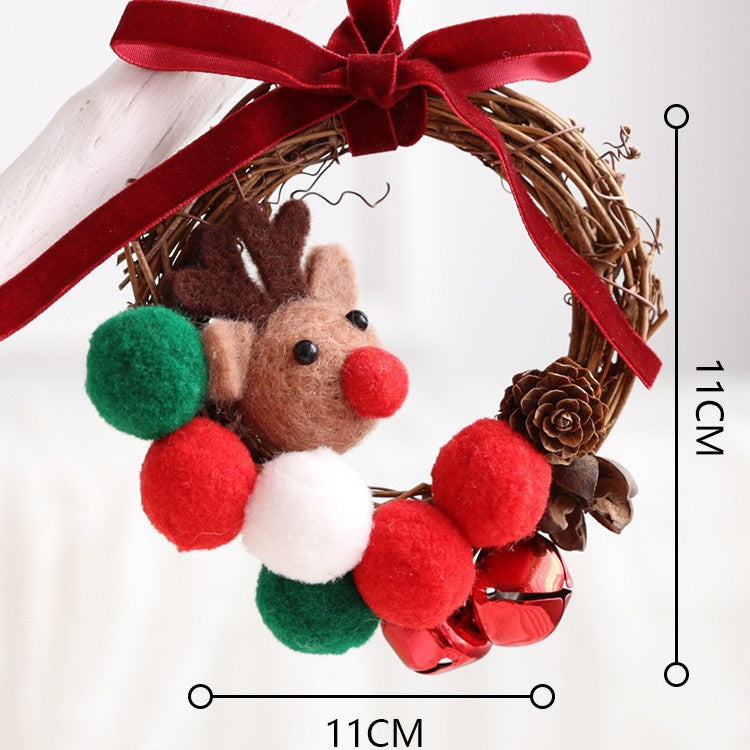 Weihnachtskranz mit Beeren und Früchten