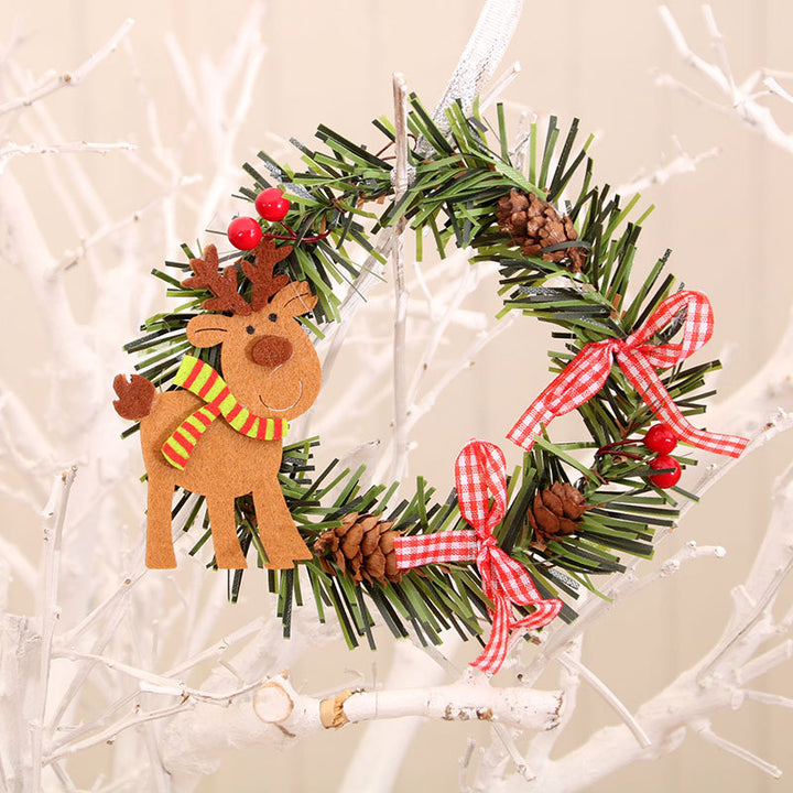 Weihnachtlicher Türkranz mit Figuren