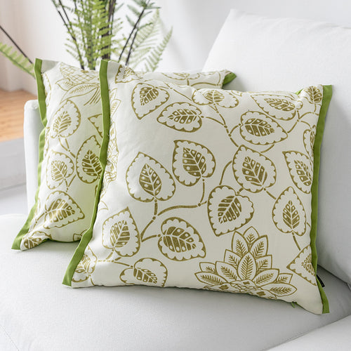 Quadratischer Zierkissenbezug mit botanischem Blattprint, Baumwoll‑Leinen‑Mix und kontrastierender Kederkante