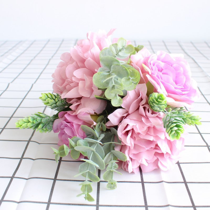 Lebensnahe Blumenstrauß mit gemischtem Grün