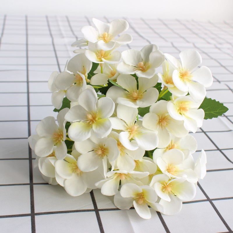 Lebensnahe Blumenstrauß mit charmanten lila Blüten