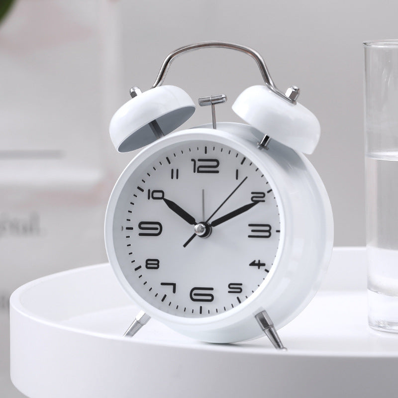 Klassischer Alarmwecker mit Modernen Akzenten Karnz