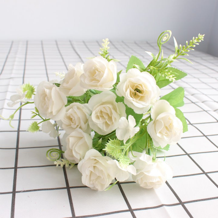 Realistischer Blumenstrauß mit lebensechten Rosen