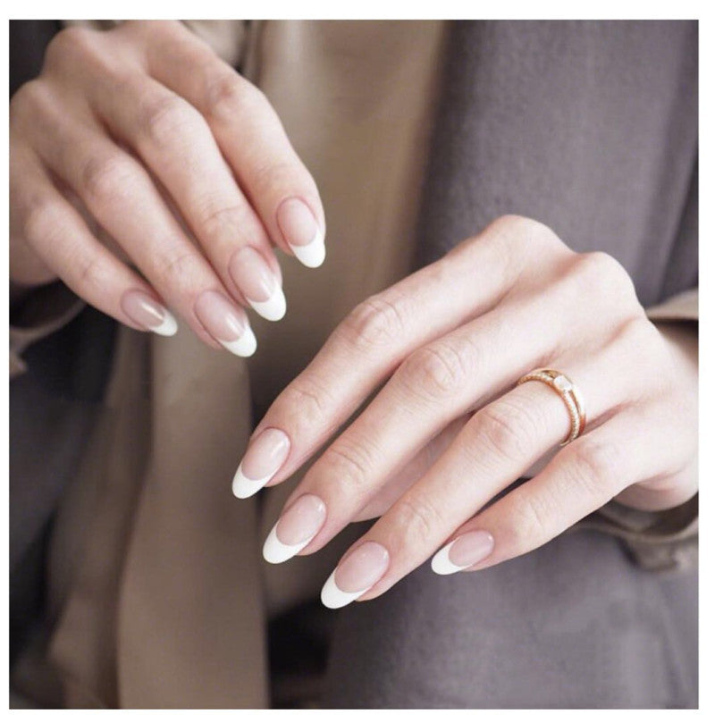 Hochwertige Kunstnägel im klassischen French Tip Design Karnz