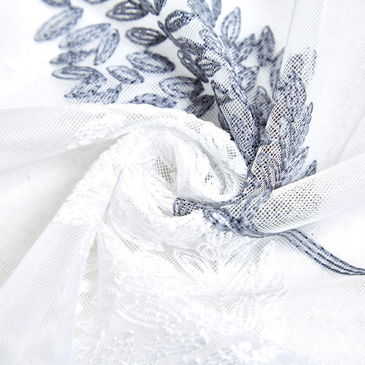 Transparenter Voile‑Vorhang mit besticktem Blattmotiv und Ösenaufhängung Karnz