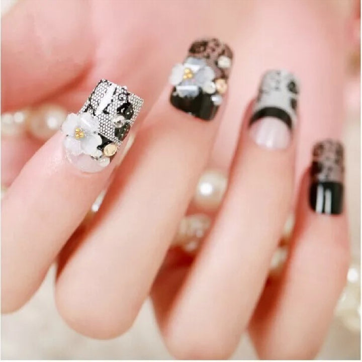 Künstlerisches Blumen- und Strass-Press-On Nagelset