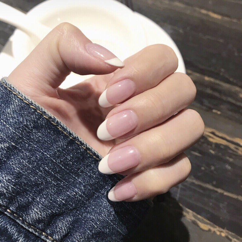 Hochwertige Kunstnägel im klassischen French Tip Design Karnz