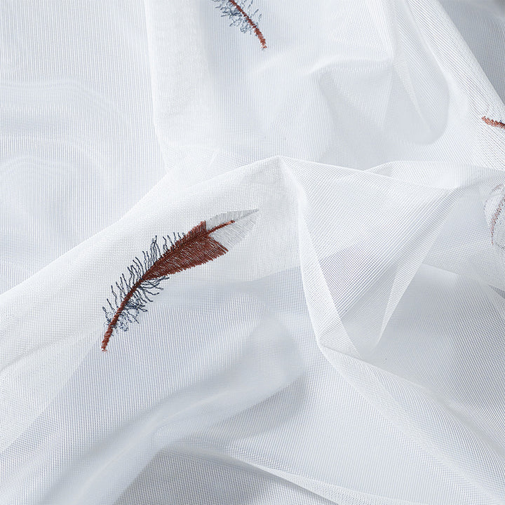 Transparenter Voile-Vorhang mit feiner Federstickerei und gewelltem Spitzenabschluss Karnz